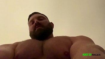 Bodybuilder Jay Muscle flexes, fucks and cums
