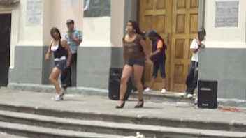 Chicas bailando en la Calle