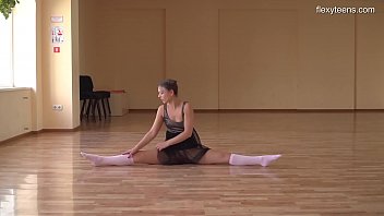 Kim Nadara sexy nyked gymnast