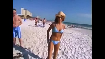 Girl from Alabama strips naked on the beach