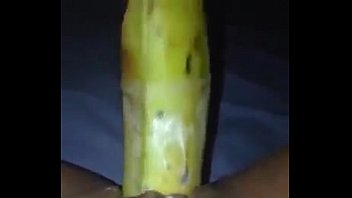 Mi novia masturbandose con una banana (web)