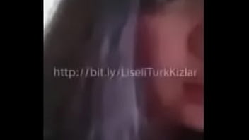 Turk Liseli Kızın Çektiği İlk Sakso - Full Video : 