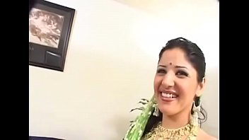 Indian Lady In Traditional Garb Takes It Off To Fuck - PORN.COM