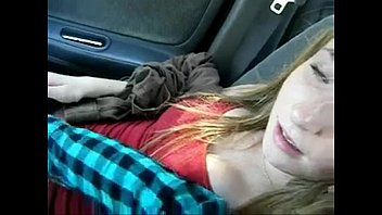 Masturbando a hermosa teen en el carro