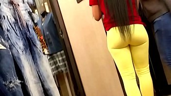 Vendedora culazo pantalon amarillo