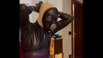 How to wear a tight gas maks (for latex-rubber fetish lovers)